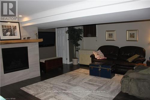 24575 Saxton Road, Strathroy-Caradoc (Se), ON - Indoor Photo Showing Living Room With Fireplace