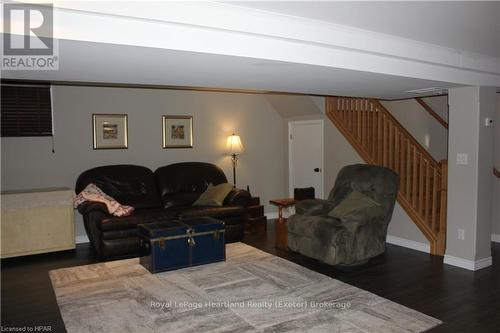 24575 Saxton Road, Strathroy-Caradoc (Se), ON - Indoor Photo Showing Living Room