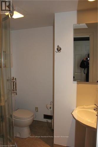 24575 Saxton Road, Strathroy-Caradoc (Se), ON - Indoor Photo Showing Bathroom