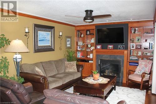 24575 Saxton Road, Strathroy-Caradoc (Se), ON - Indoor Photo Showing Living Room With Fireplace