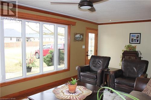 24575 Saxton Road, Strathroy-Caradoc (Se), ON - Indoor Photo Showing Living Room