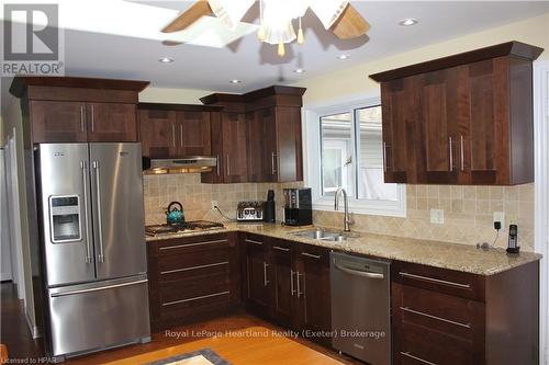 24575 Saxton Road, Strathroy-Caradoc (Se), ON - Indoor Photo Showing Kitchen With Double Sink With Upgraded Kitchen