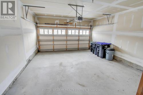 29 Treetops Boulevard, New Tecumseth, ON - Indoor Photo Showing Garage