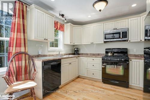 110-9 - 1052 Rat Bay Road, Lake Of Bays (Franklin), ON - Indoor Photo Showing Kitchen