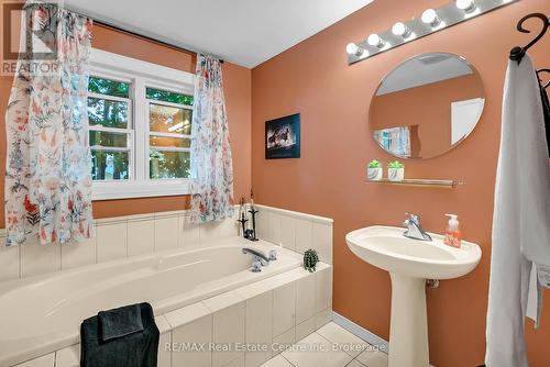 17 Abbeywood Crescent, Guelph (Parkwood Gardens), ON - Indoor Photo Showing Bathroom