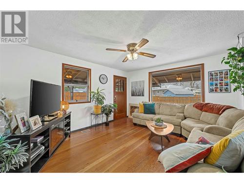 3459 Bray Place, Kamloops, BC - Indoor Photo Showing Living Room