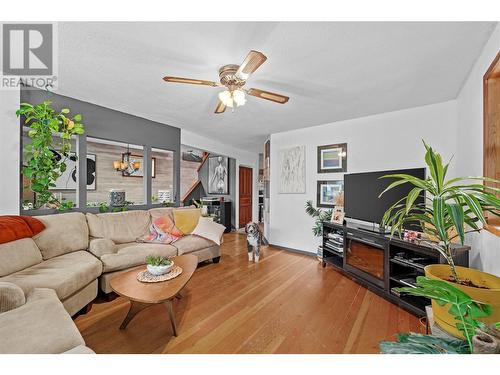 3459 Bray Place, Kamloops, BC - Indoor Photo Showing Living Room