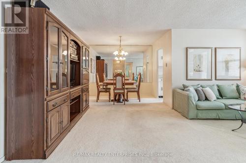 1605 - 966 Inverhouse Drive, Mississauga, ON - Indoor Photo Showing Living Room