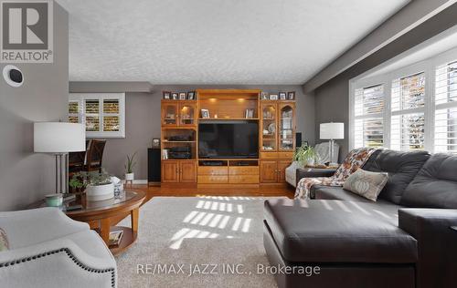 296 Inverness Drive, Oshawa (Mclaughlin), ON - Indoor Photo Showing Living Room