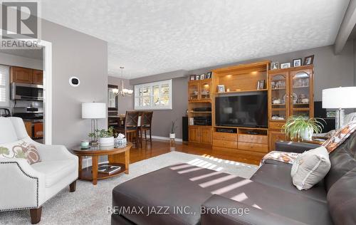 296 Inverness Drive, Oshawa (Mclaughlin), ON - Indoor Photo Showing Living Room