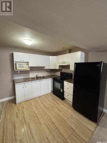 402 Mckague Crescent, Saskatoon, SK - Indoor Photo Showing Kitchen With Double Sink