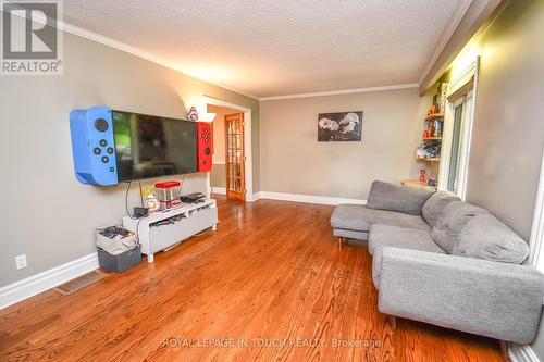 11 Hill Top Drive, Penetanguishene, ON - Indoor Photo Showing Living Room