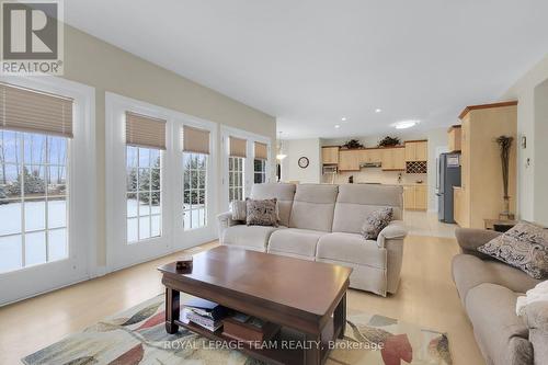 1569 Landel Drive, Ottawa, ON - Indoor Photo Showing Living Room