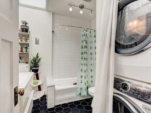 Bathroom - 41 Av. Dobie, Mont-Royal, QC - Indoor Photo Showing Laundry Room