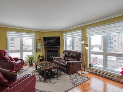 Salon - 202-808 Rue De La Soeur-Marie-Rose, Terrebonne (Lachenaie), QC - Indoor Photo Showing Living Room With Fireplace