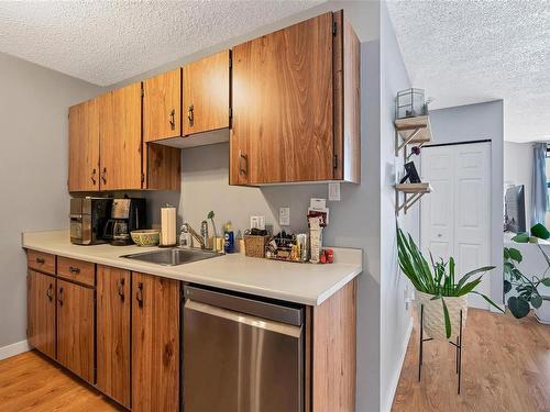 414-1745 Leighton Rd, Victoria, BC - Indoor Photo Showing Kitchen