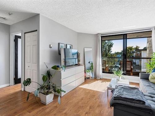 414-1745 Leighton Rd, Victoria, BC - Indoor Photo Showing Living Room