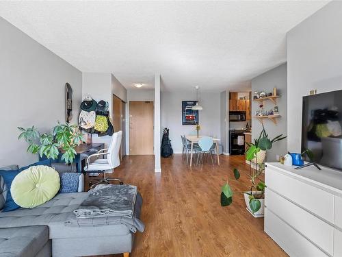 414-1745 Leighton Rd, Victoria, BC - Indoor Photo Showing Living Room