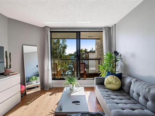 414-1745 Leighton Rd, Victoria, BC - Indoor Photo Showing Living Room