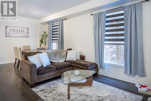 2207 Lozenby Street, Innisfil, ON - Indoor Photo Showing Living Room