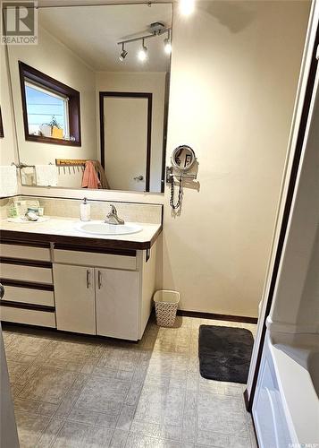 113 Lakeview Crescent, Buena Vista, SK - Indoor Photo Showing Bathroom