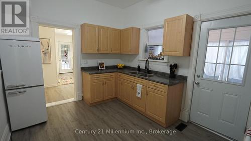 315 Oak Street, Collingwood, ON - Indoor Photo Showing Kitchen With Double Sink