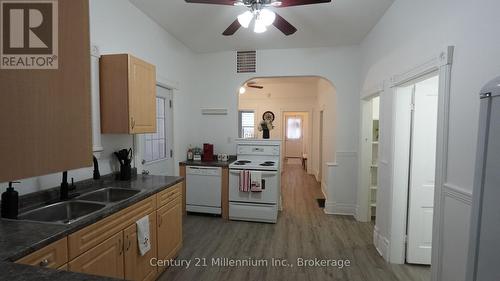 315 Oak Street, Collingwood, ON - Indoor Photo Showing Kitchen With Double Sink