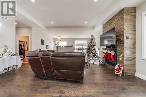 61 Olive Drive, Leamington, ON - Indoor Photo Showing Living Room