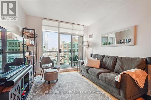 616 - 319 Merton Street, Toronto, ON - Indoor Photo Showing Living Room