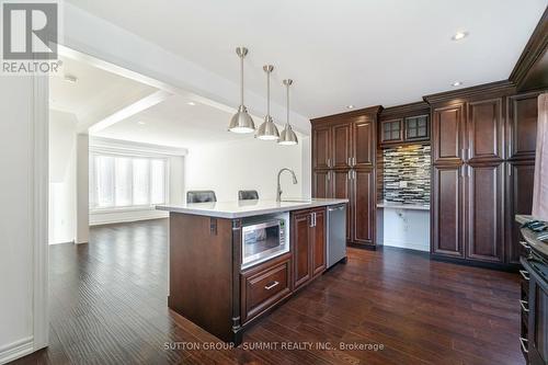 5 Merrydrew Court, Mississauga, ON - Indoor Photo Showing Kitchen With Upgraded Kitchen