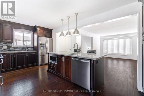 5 Merrydrew Court, Mississauga, ON - Indoor Photo Showing Kitchen With Upgraded Kitchen