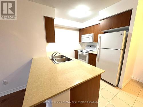 413 - 35 Saranac Boulevard, Toronto (Englemount-Lawrence), ON - Indoor Photo Showing Kitchen With Double Sink