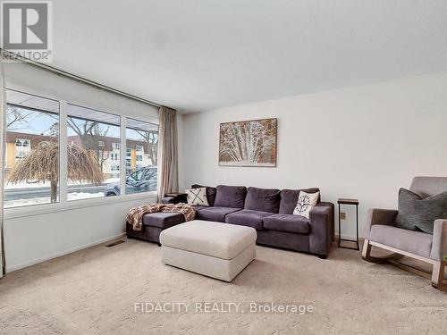 2338 Ogilvie Road, Ottawa, ON - Indoor Photo Showing Living Room