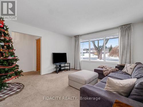 2338 Ogilvie Road, Ottawa, ON - Indoor Photo Showing Living Room