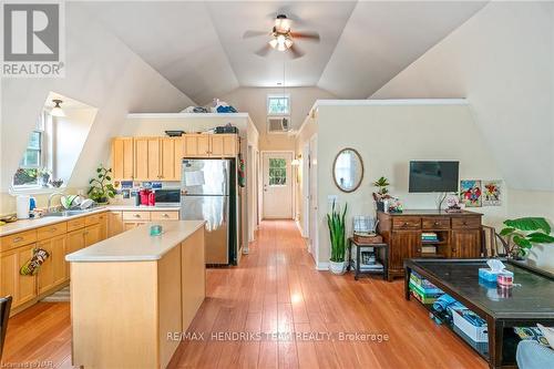 4119 Bridgeport Drive, Lincoln (980 - Lincoln-Jordan/Vineland), ON - Indoor Photo Showing Kitchen With Double Sink