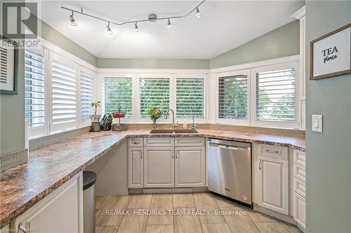 4119 Bridgeport Drive, Lincoln (980 - Lincoln-Jordan/Vineland), ON - Indoor Photo Showing Kitchen With Double Sink