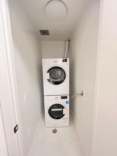 805-117 Broadway Ave N, Toronto, ON - Indoor Photo Showing Laundry Room