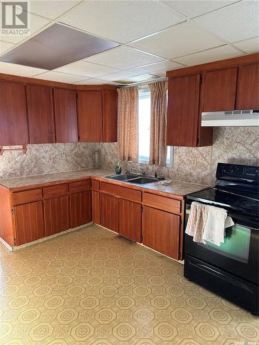 2160 Proton Avenue, Gull Lake, SK - Indoor Photo Showing Kitchen With Double Sink