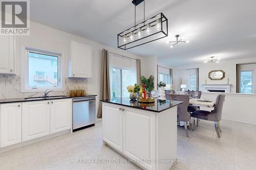 9 Goodwin Court, East Gwillimbury, ON - Indoor Photo Showing Kitchen With Upgraded Kitchen