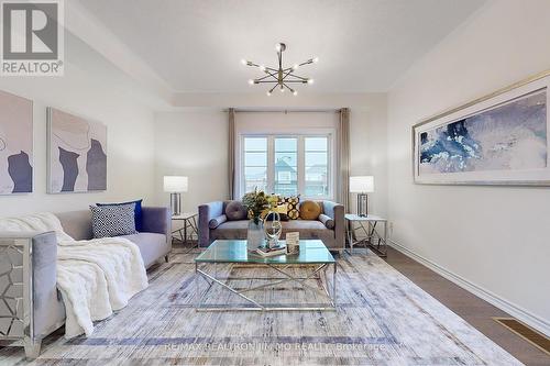 9 Goodwin Court, East Gwillimbury, ON - Indoor Photo Showing Living Room