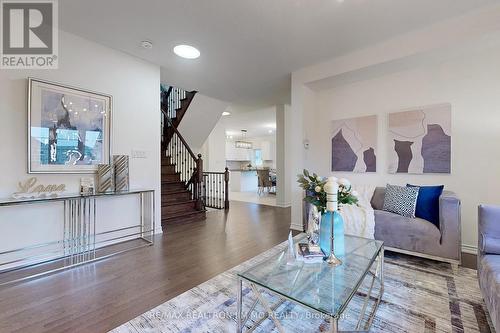 9 Goodwin Court, East Gwillimbury, ON - Indoor Photo Showing Living Room