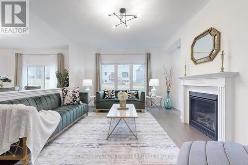 9 Goodwin Court, East Gwillimbury, ON - Indoor Photo Showing Living Room With Fireplace