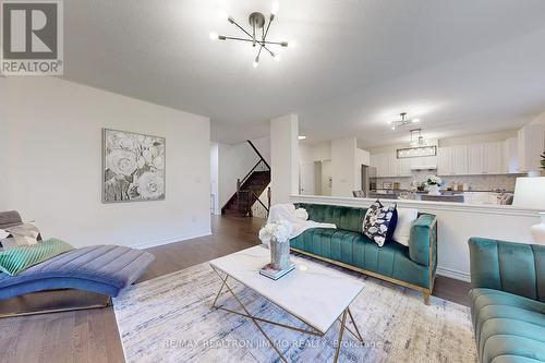 9 Goodwin Court, East Gwillimbury, ON - Indoor Photo Showing Living Room