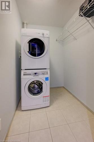 70 Temperance Street Unit# 1008, Toronto, ON - Indoor Photo Showing Laundry Room