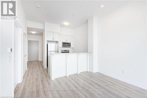 637 - 16 Concord Place, Grimsby, ON - Indoor Photo Showing Kitchen