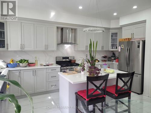 1305 Granrock Crescent, Mississauga, ON - Indoor Photo Showing Kitchen With Double Sink With Upgraded Kitchen