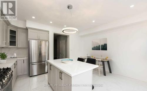 1305 Granrock Crescent, Mississauga, ON - Indoor Photo Showing Kitchen