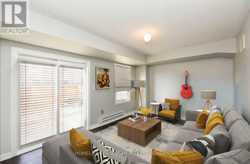 1305 Granrock Crescent, Mississauga, ON - Indoor Photo Showing Living Room