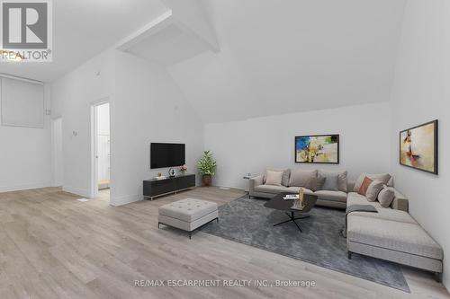 Upper - 13 Mountain Street, Grimsby, ON - Indoor Photo Showing Living Room