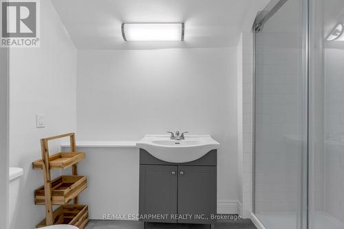 Upper - 13 Mountain Street, Grimsby, ON - Indoor Photo Showing Bathroom